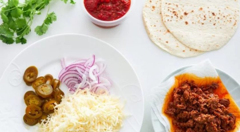 1. Этап. Пиццадилья: 1. Чоризо обжарьте на раскаленной сковороде, разбивая на кусочки. Натрите сыр на терке, нарежьте тонкими полукольцами лук, а перец тонкими кружочками.