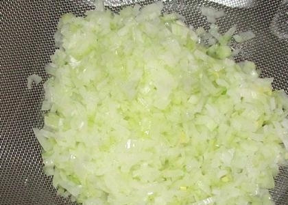 1. Этап. Салат из кальмаров и лука: 6. Через сито слейте воду с лука. Затем промойте его холодной кипяченой водой, дайте ей стечь.