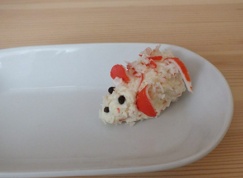 1. Этап. Закуска новогодняя Мышки с крабовыми палочками: Сделайте из перца 