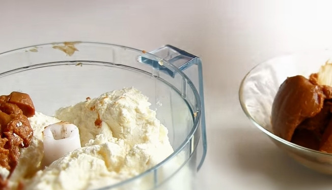 1. Этап. Чизкейк Карамельный по-домашнему со сгущенкой: 5. Творог смешайте с вареной сгущенкой и перебейте блендером до однородной кремообразной массы.