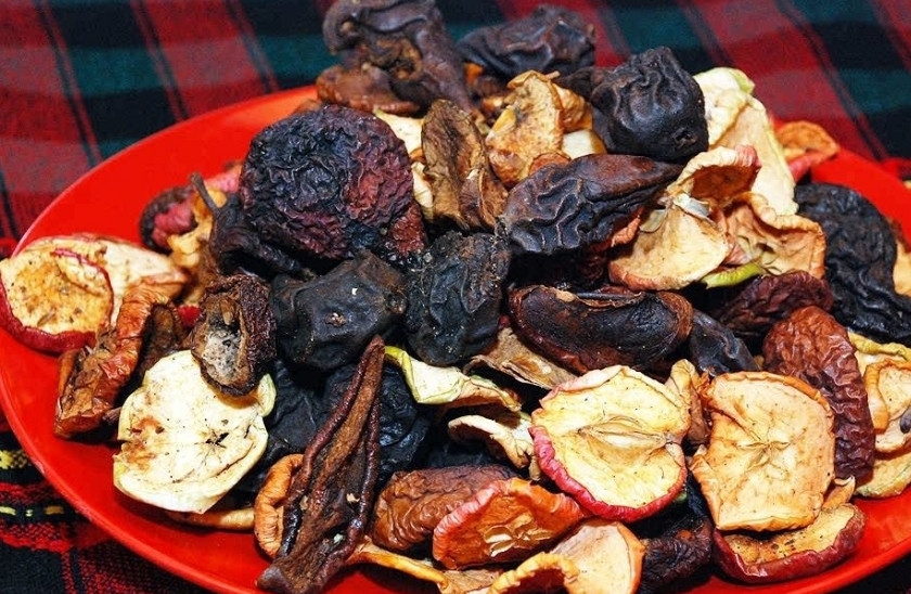 1. Этап. Компот из сухофруктов без сахара: Сухофрукты промойте несколько раз, чтобы не было пыли и мусора, а также проверьте их на наличие букашек, такое тоже может быть.