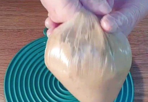 1. Этап. Шашлык из индейки в азиатском стиле: 10. Перекладываю фарш в прозрачный пакет и желательно его минут 30 охладить.