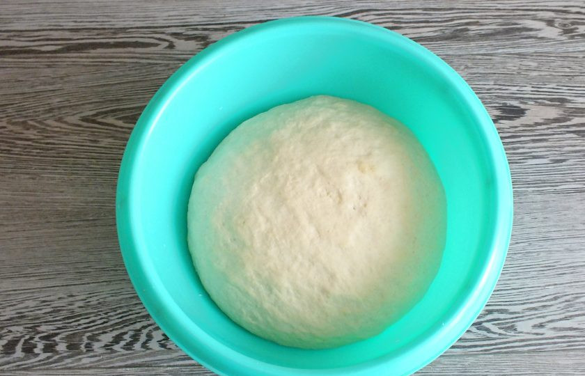 1. Этап. Хлеб с уксусом: По истечении времени тесто немного увеличится в объеме. Сделайте слабую обминку, просто опустив его на дно чаши.