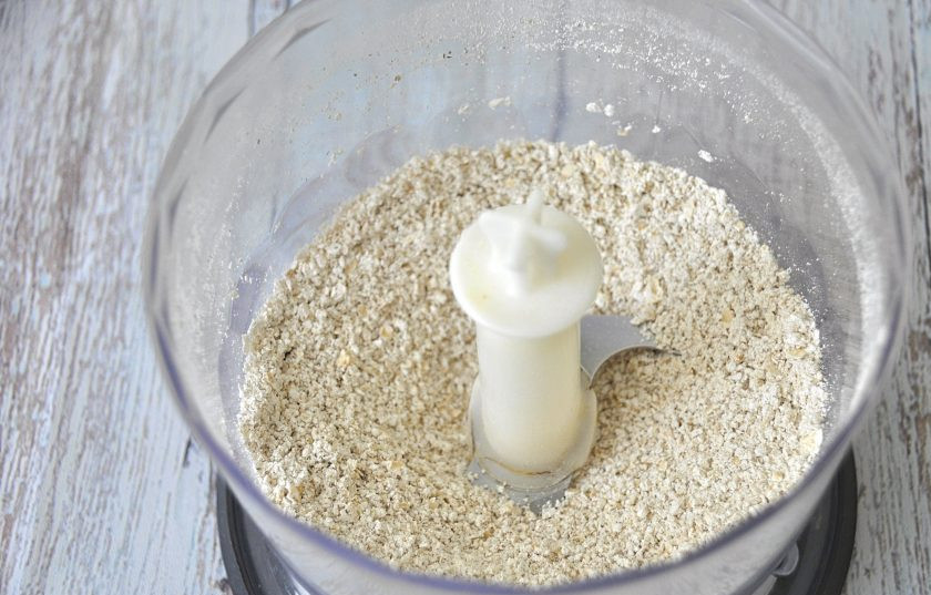 1. Этап. Печенье Анзак: В блендере овсяные хлопья измельчите до состояния муки.