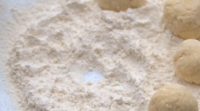 1. Этап. Сырные пончики: Раскатывайте шарики из теста, затем немного обваливайте их в муке. Разогрейте в глубокой сковороде масло и жарьте в них шарики. Масло должно примерно наполовину покрывать шарики. Иначе они могут хорошо не обжариться.