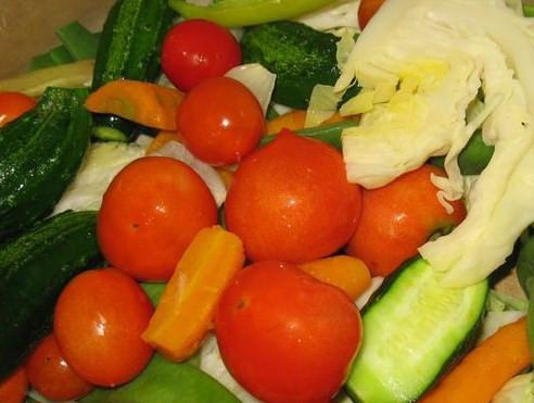 1. Этап. Ассорти из овощей: Пробуйте на вкус: когда овощи будут нужного вкуса, тогда и можете уже разложить их по банкам.