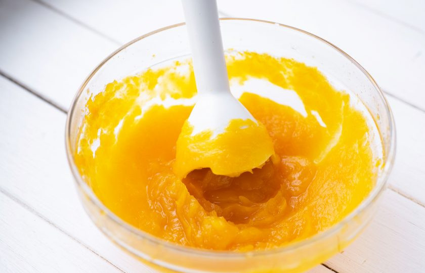 1. Этап. Мармелад из тыквы с желатином в домашних условиях: Погружным блендером перебейте мёд с тыквой до получения однородной смеси.