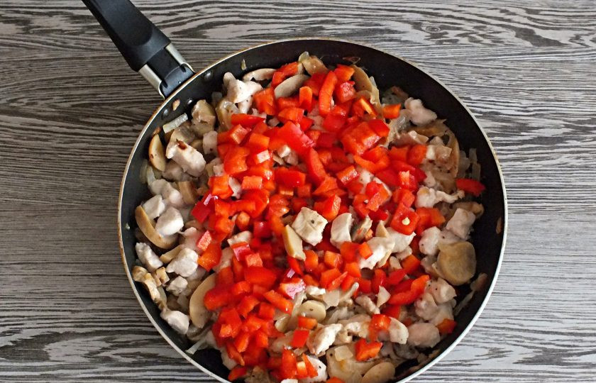 1. Этап. Энчиладос с курицей в лаваше: Добавьте перец в сковороду и обжаривайте 5 минут, помешивая.