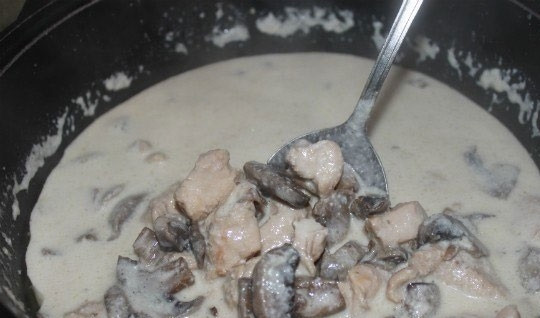 1. Этап. Куриная грудка с шампиньонами в сливках: 17. По вкусу кладу соль и специи (у меня получилось идеальное блюдо, которое не нужно солить или перчить).