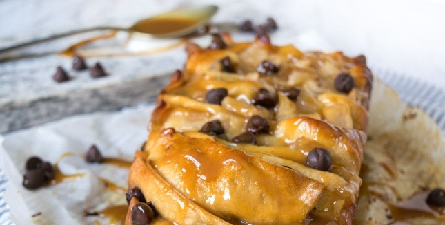 1. Этап. Тесто с яблоком и карамелью: 4. Готовьте выпечку в течение 35 минут в духовке. Затем немного остудите и подавайте с карамельным соусом. Приятного чаепития!