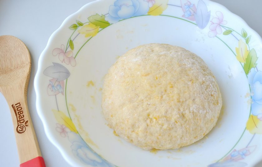 1. Этап. Тыквенные булочки Медовушки: 7. Замесите тесто, не используйте муки больше чем я указала, тесто не должно быть крутым, иначе булочки не будут такими мягкими и пышными, как у меня. Накройте салфеткой и поставьте в теплое место на 1 час. Я ставлю в теплую духовку.