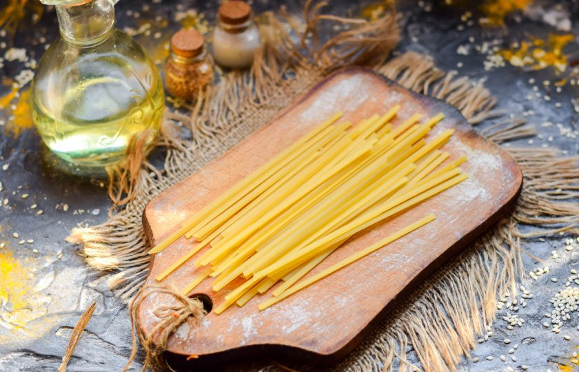 1. Этап. Суп с лапшой и капустой: В самом конце добавьте в кастрюлю лапшу, отрегулируйте еще раз на соль. Проварите суп 2-3 минуты и разливайте по тарелкам.