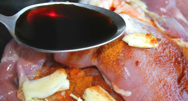 1. Этап. Бедро индейки на сковороде: Теперь приступаем к такому важному моменту, как приготовление маринада. В небольшую емкость наливаем соевый соус, добавляем чеснок (раздавленный), немного куркумы и перца. Индейку дополнительно немного подсаливаем и заливаем нашим маринадом. Убираем птицу в холодильник на час, чтобы она промариновалась.