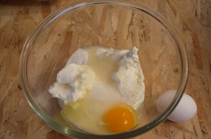 1. Этап. Диетическая запеканка из творога: Добавьте яйца и сметану. Взбейте все вилкой до однородности массы.