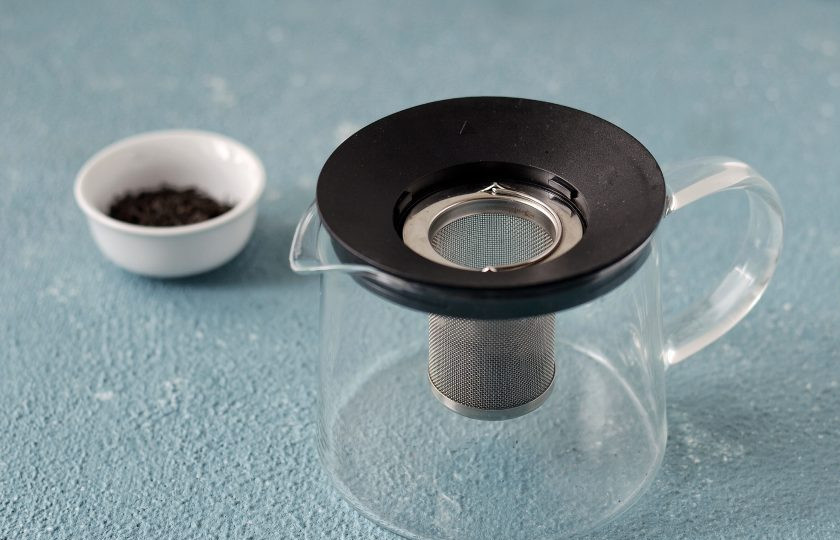 1. Этап. Чай по-английски: В заварочный чайник добавьте чёрный чай.