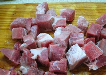 1. Этап. Рагу по-венгерски: Мясо порезать на кубики.