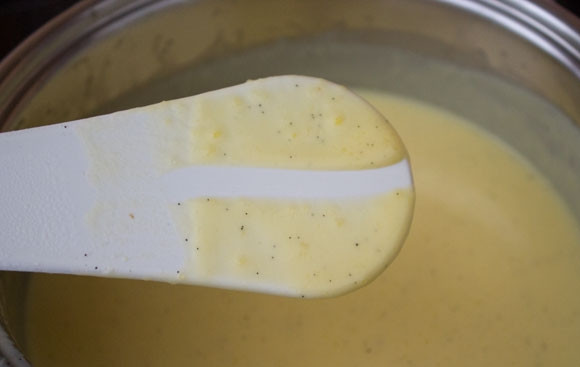 1. Этап. Пастель-де-Ната: 4. Очень важно не позволять массе кипеть. Она должна лишь томиться и прогреваться. В конечном счете должен получиться крем, который не будет стекать с лопатки.