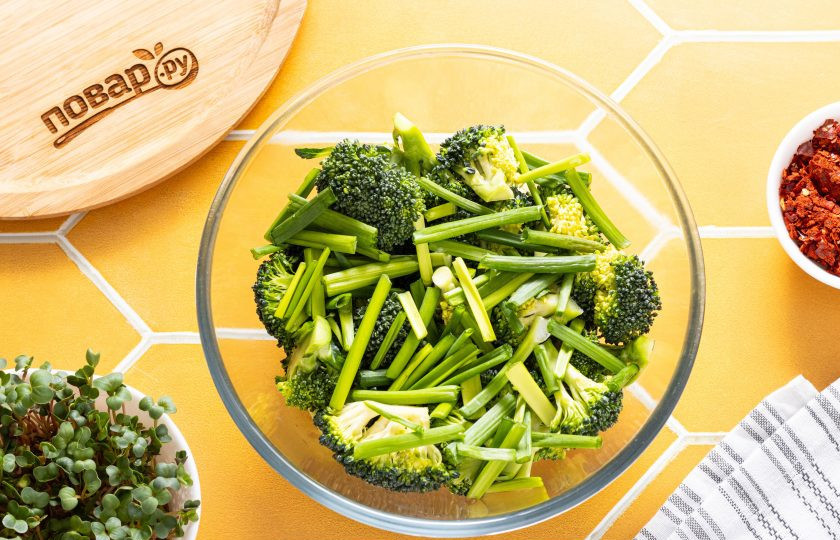 1. Этап. Кимчи из брокколи: Переложите брокколи в большую глубокую миску, добавьте нарезанный палочками зеленый лук.