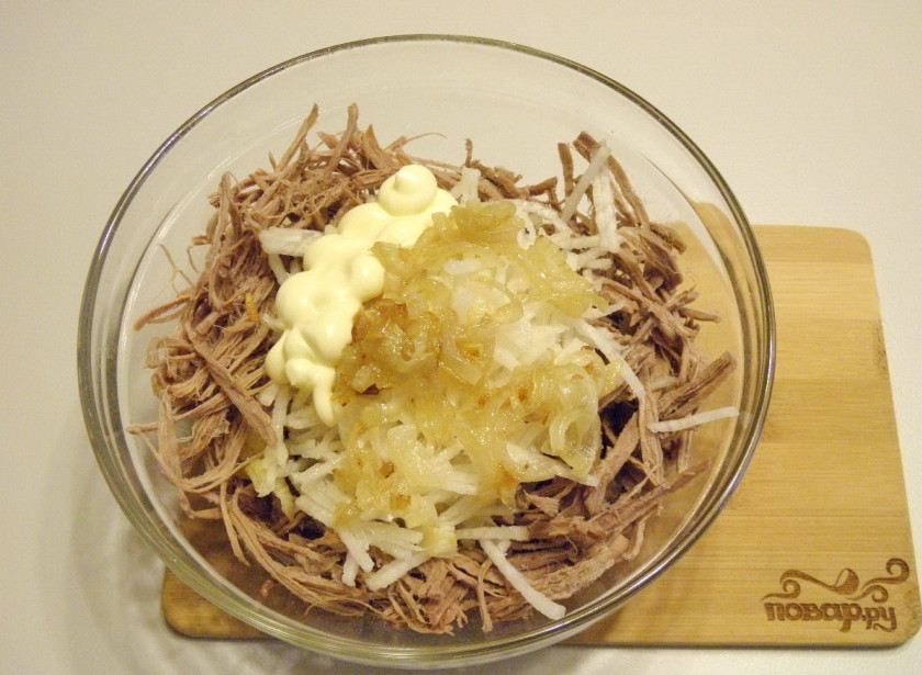 1. Этап. Салат Узбекистан с редькой: Сложите в салатник мясо, редьку, жареный лук, майонез и соль.