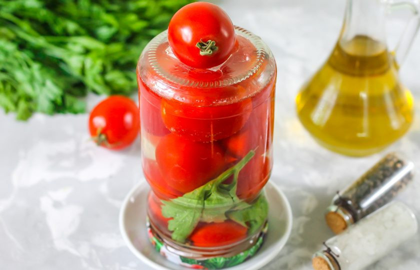 1. Этап. Помидоры маринованные с растительным маслом: Переверните дном вверх, проверяя над раковиной герметичность заготовки и дайте остыть при комнатной температуре, а после перенесите на хранение в кладовую или погреб.