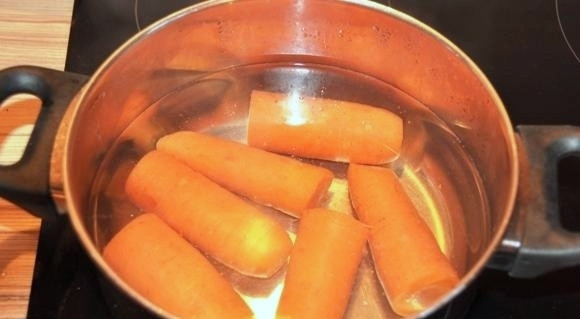 1. Этап. Салат из минтая: Отварим в мундире морковь.