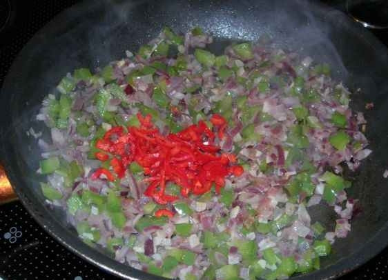 1. Этап. Суп чили с фасолью: 2. Зеленый перец и чили моем и нарезаем мелкими кусочками, луковицу моем и тоже нарезаем мелко. На огонь ставим сковороду, наливаем немного растительного масла, обжариваем овощи.