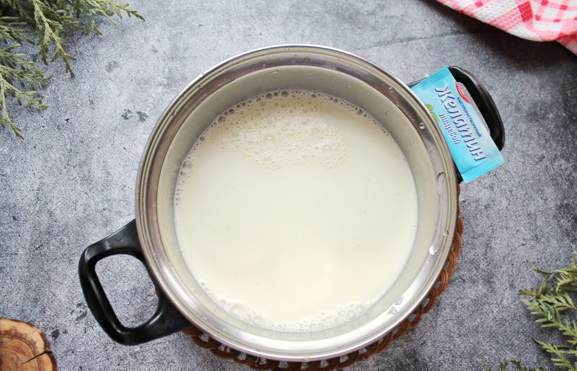 1. Этап. Базиликовая панакота: Процедите массу и перелейте снова в кастрюлю, подогрейте примерно до 60 градусов и, мешая, всыпьте желатин, перемешайте до его полного растворения. У меня желатин не требует замачивания, вы следуйте указанию к вашему виду. Еще раз процедите, остудите, разлейте по формочкам и уберите в холодильник на несколько часов для застывания. Затем украсьте базиликовую панакоту и подавайте к столу.