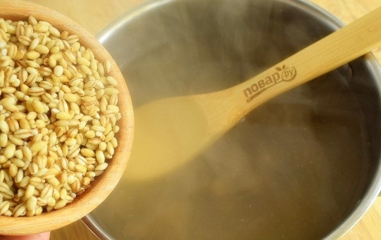 1. Этап. Харчо с перловкой: С перловой крупы слейте воду, закиньте ее в бульон и варите до готовности (примерно 15-20 минут).