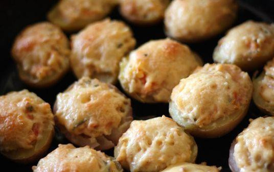 1. Этап. Запеченный картофель с начинкой: Запекать до золотистой корочки.