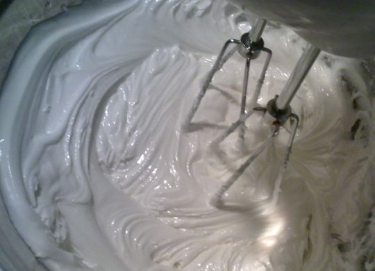 1. Этап. Имбирное печенье на Рождество: Затем в полученную массу добавьте сахарную пудру. Взбивайте до единой консистенции.