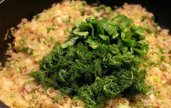 1. Этап. Мясо козы без запаха: Вымойте мяту и укроп, обсушите зелень ои лишней влаги. Мелко нарубите ее ножом. Выложите зелень к рису и тщательно все перемешайте. Посолите и поперчите.