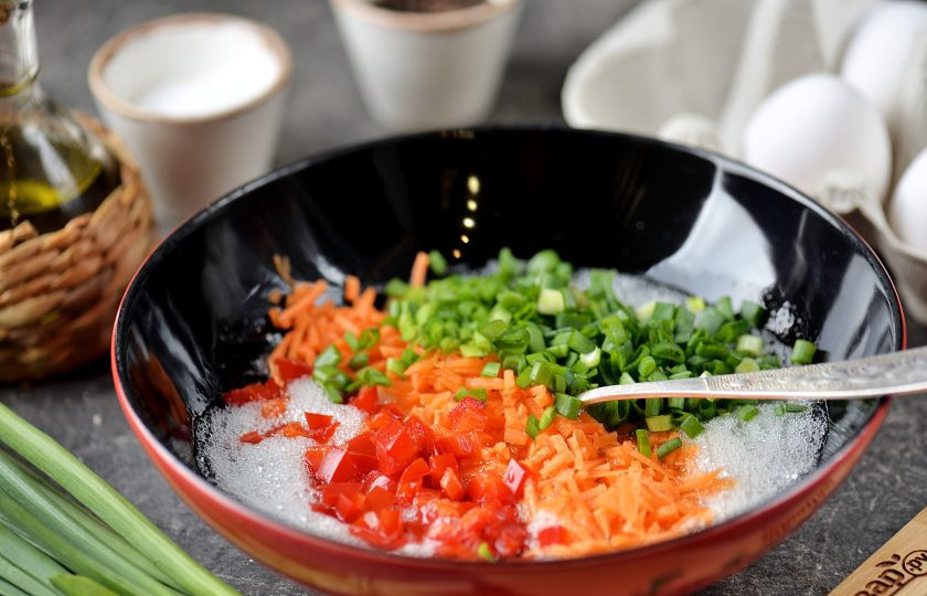 1. Этап. Корейский омлет: Зеленый лук, морковь и болгарский перец измельчите, всыпьте в белок, перемешайте. Отдельно взбейте желток с солью.