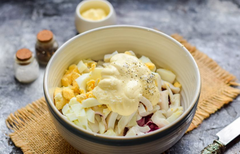 1. Этап. Салат из кальмаров с маринованным луком: Заправьте салат майонезом, соль и перец добавьте по вкусу.