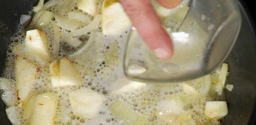 1. Этап. Суп из гребешков: 2. Моем лук-шалот и сельдерей, нарезаем и обжариваем его на сковороде с добавлением растительного и сливочного масла, добавляем белое вино, увеличиваем огонь, держим в нем овощи.