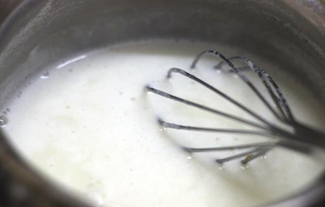 1. Этап. Желе на агаре: 5. Замочите 3 грамма агар-агара в ¼ стакане воды и оставьте на 15 минут, затем нагрейте смесь и перемешивайте венчиком. Снимите сотейник с огня и влейте кокосовое молоко, тщательно размешайте.