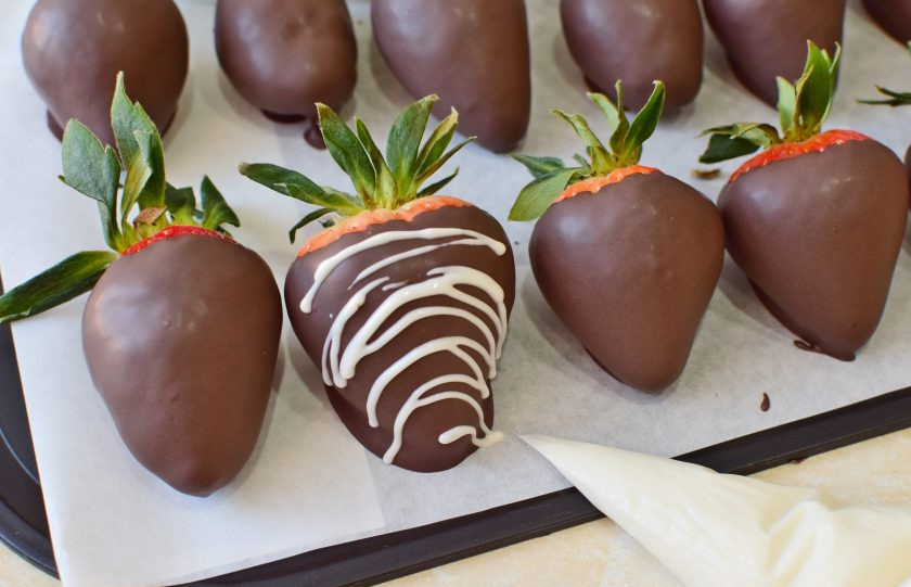 1. Этап. Клубника в бельгийском шоколаде: У кондитерского мешка сделайте маленький надрез и украсьте ягоды.