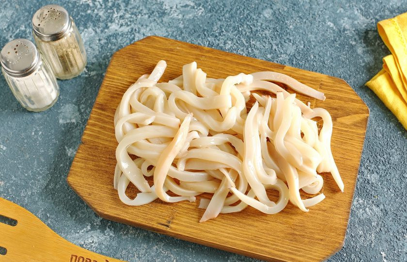 1. Этап. Пирог с кальмарами: Очистите кальмары от пленки и внутренностей, промойте и нарежьте небольшой соломкой.