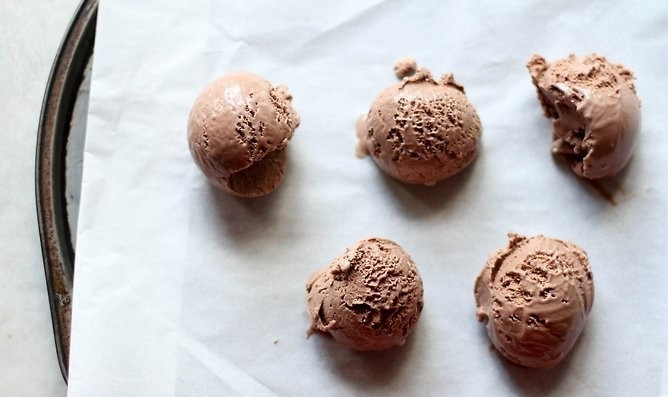 1. Этап. Жареное мороженое на сковороде: 1. Ложкой для мороженого сформируйте шарики, выложите их на пергамент. Отправьте на полчаса-часик в морозильник.