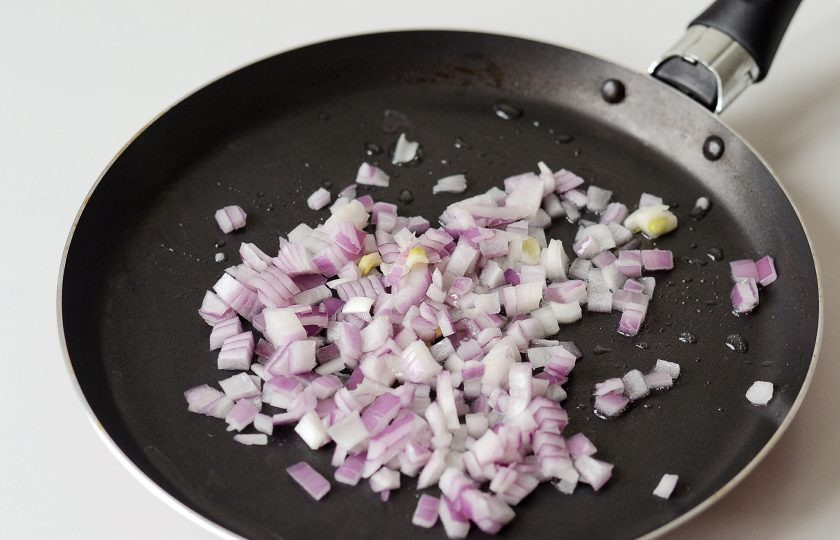 1. Этап. Постные соевые котлеты: Лук нарежьте на мелкие кубики и обжарьте на сковороде.