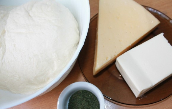 1. Этап. Закусочный сырный пирог: 1. Вот такой довольно скромный набор ингредиентов нужно иметь под рукой. Тесто заранее было приготовлено в хлебопечке.