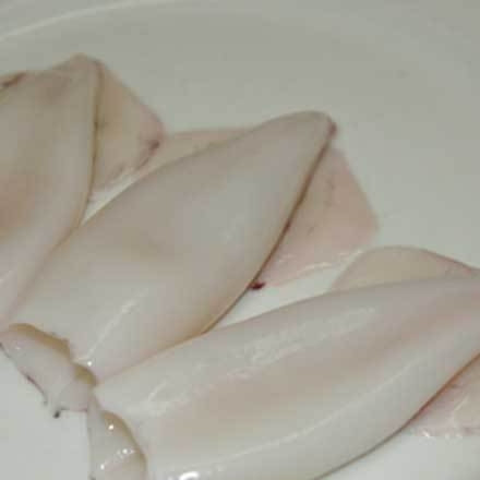 1. Этап. Купаты из кальмаров: 2. Готовим кальмаров к варке. Для этого обдаем их кипятком, снимаем кожицу, вынимаем хитиновые пластины и промываем холодной водой. Готовые кальмары варим очень короткое время.