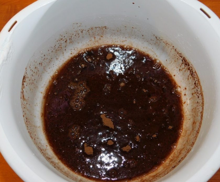 1. Этап. Шоколадный пирог с яблоками (без яиц): Соедините воду, растительное масло, сахар и какао.