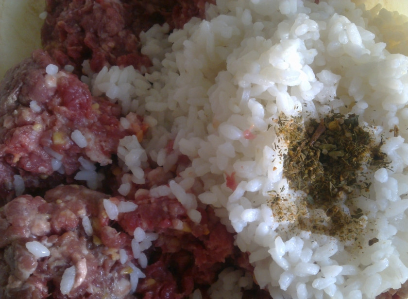 1. Этап. Голубцы из виноградных листьев: Посолите, поперчите и добавьте приправ по вкусу. Хорошенько перемешайте.