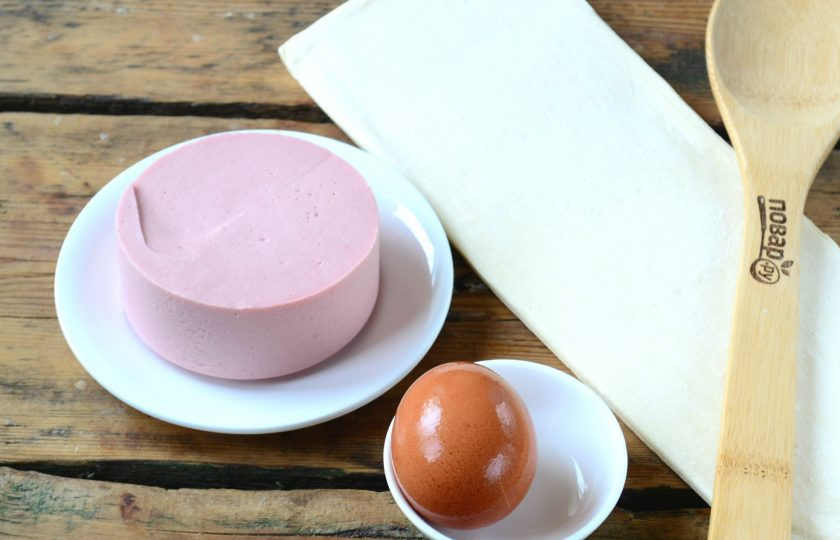 1. Этап. Слойки с колбасой Зигзаг: Подготовьте все необходимые ингредиенты. Слоеное тесто выньте заранее из холодильника, чтобы оно успело слегка разморозиться. Кстати, для этого рецепта можно использовать как слоеное, так и слоено-дрожжевое тесто. Мне больше нравится второй вариант, слойки тогда получаются нежнее и вкуснее.