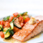 Лосось с овощным гарниром