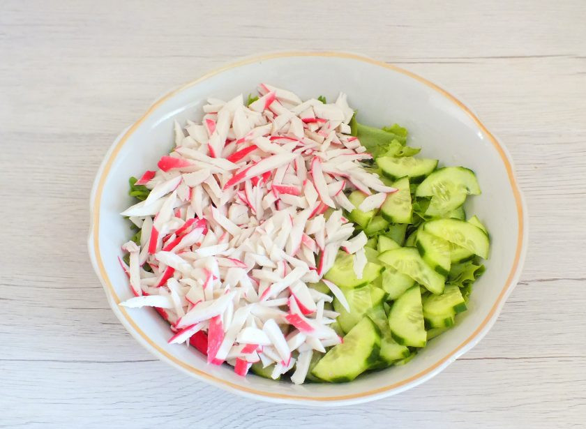 1. Этап. Салат с крабовыми палочками и рукколой: Крабовые палочки нарежьте тонкой соломкой, переложите в салатник.