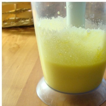 1. Этап. Имбирное мороженое: Желтки взбить с сахаром добела.