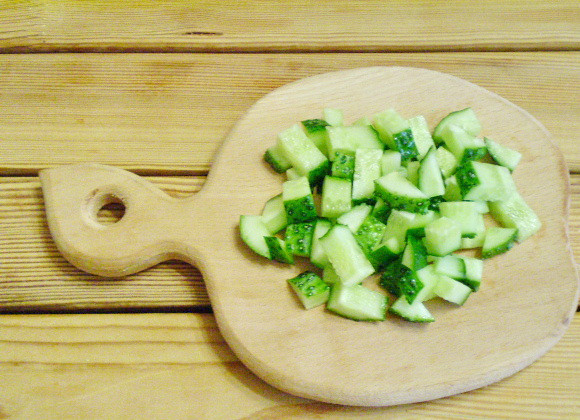 1. Этап. Салат к шашлыку: 4. Огурцы порезать кусочками.