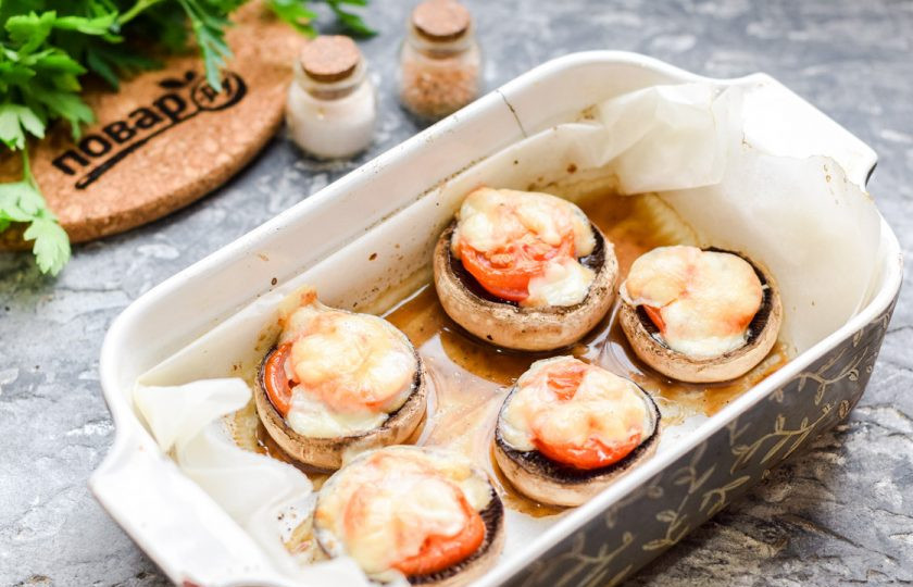 1. Этап. Шампиньоны с моцареллой в духовке: Запекайте грибы в духовке 25-30 минут при температуре 180 градусов.