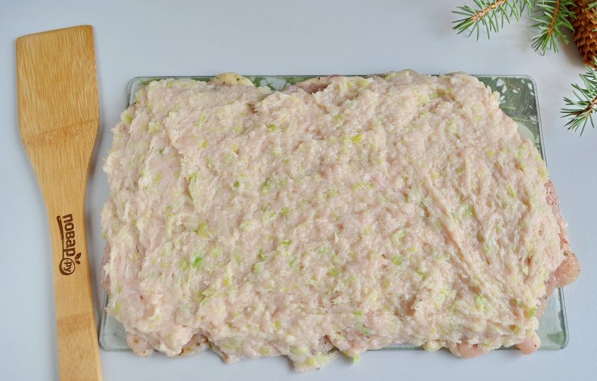 1. Этап. Куриный рулет в гранатовом желе: Распределите фарш по куриным грудкам. Очень хорошо крутить рулеты на пищевой пенке. Я уже научилась обходиться и без нее.
